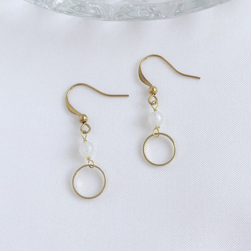 古典小圈。天然蓝月光 黄铜耳勾 手作耳环 垂坠 情人石 改善睡眠 - 耳环/耳夹 - 水晶 白色