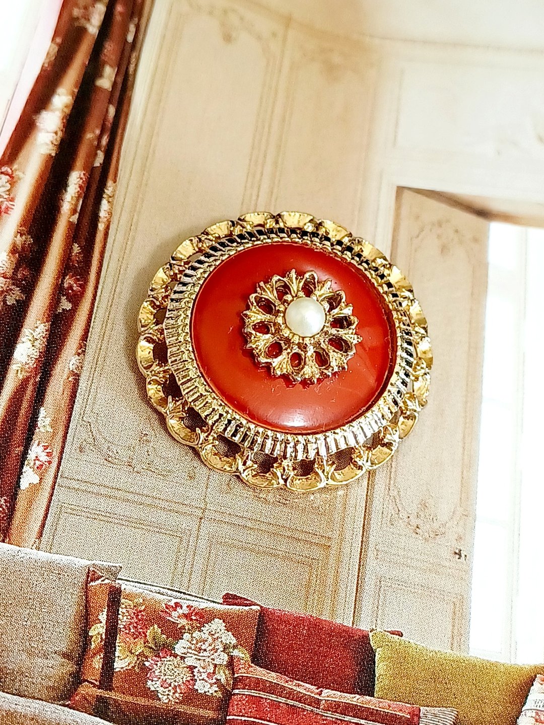 vintage jewelry Sarah cov 巴洛克圆形金色徽章 别针 胸针 - 胸针 - 其他金属 