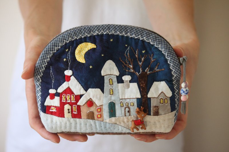 Bag for cosmetic Winter Houses - 化妆包/杂物包 - 环保材料 多色