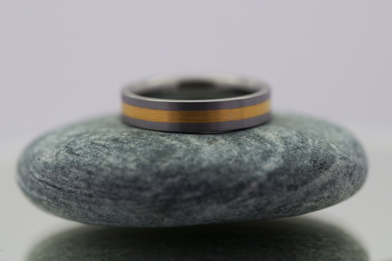 镶嵌钽金戒指(发丝纹工艺处理) - 戒指 - 贵金属 黑色