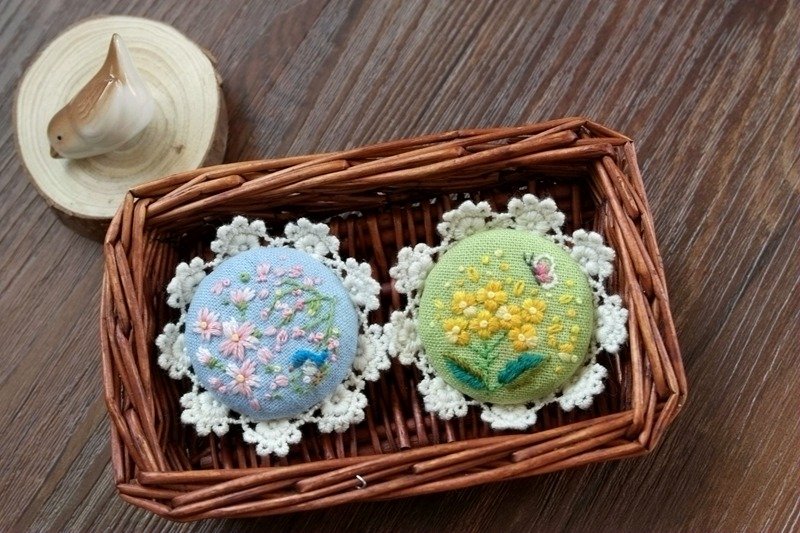[春之花] 手工刺绣清新森林系 手工布艺胸针 - 胸针 - 棉．麻 绿色