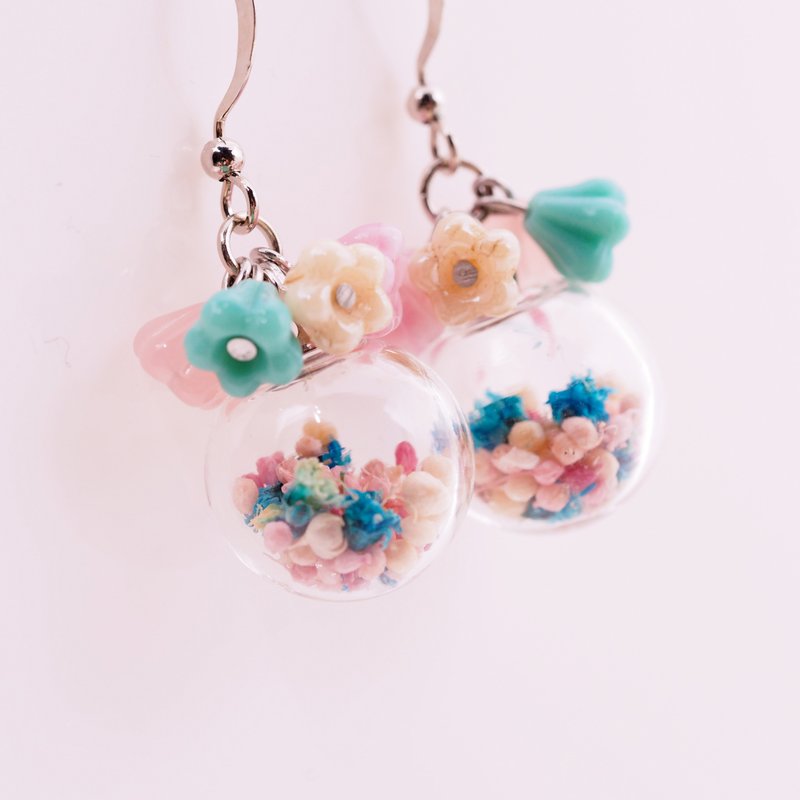 爱家作- OMYWAY 干花永生花玻璃球捷克人造琉璃珠耳环耳夹1.4cm - 耳环/耳夹 - 玻璃 红色