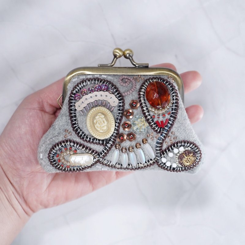 珠绣小巧口金包 No.15 灰色 羊毛材质 无衬垫收纳袋 手绣 独一无二 - 化妆包/杂物包 - 棉．麻 咖啡色