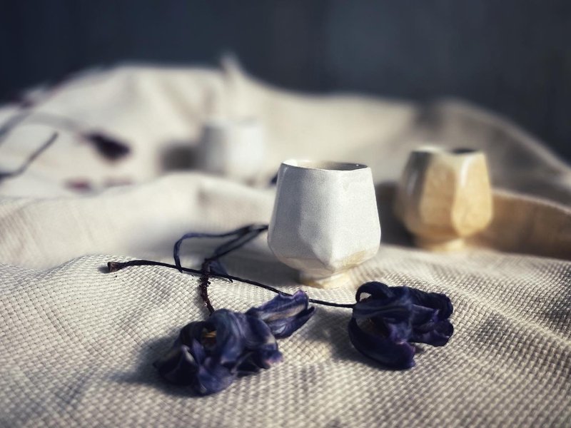 桌上的白陶糖霜 / 奶油霜白郁金香小茶杯 - M 号 - 茶具/茶杯 - 陶 白色