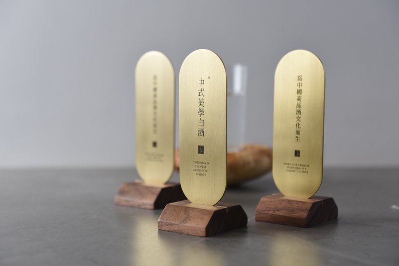 客製 立式椭圆桌號牌  桌卡 立牌 北美黑胡桃木+黃銅美物 - 摆饰 - 木头 