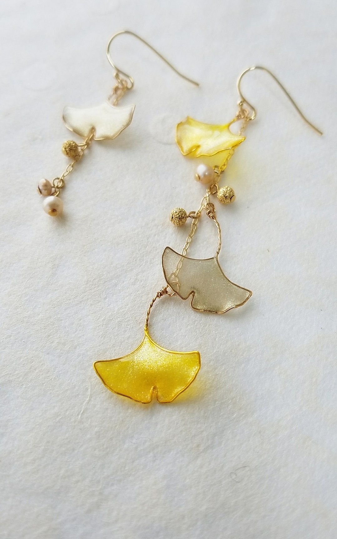 ginkgo leaf pierced earrings or clip&screw earrings autumn - 耳环/耳夹 - 树脂 黄色