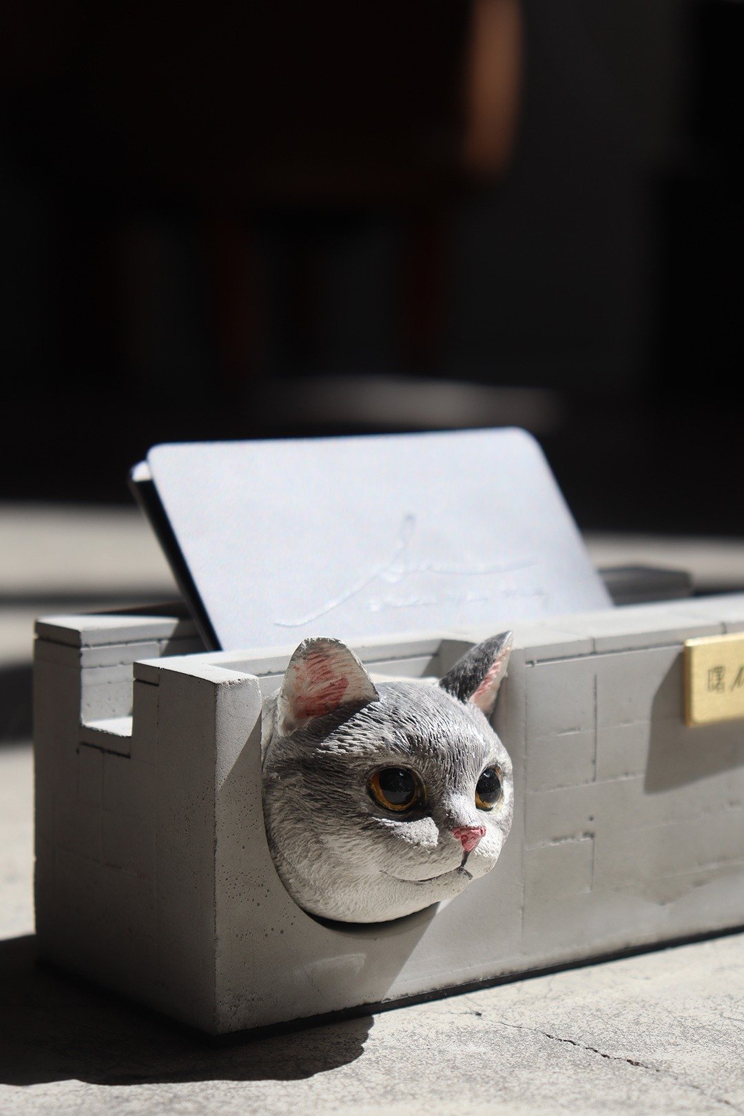 曙 MUSE 虎斑猫水泥名片架 定制化 手机架 办公室 扩香石 手作 - 名片架/名片座 - 水泥 多色