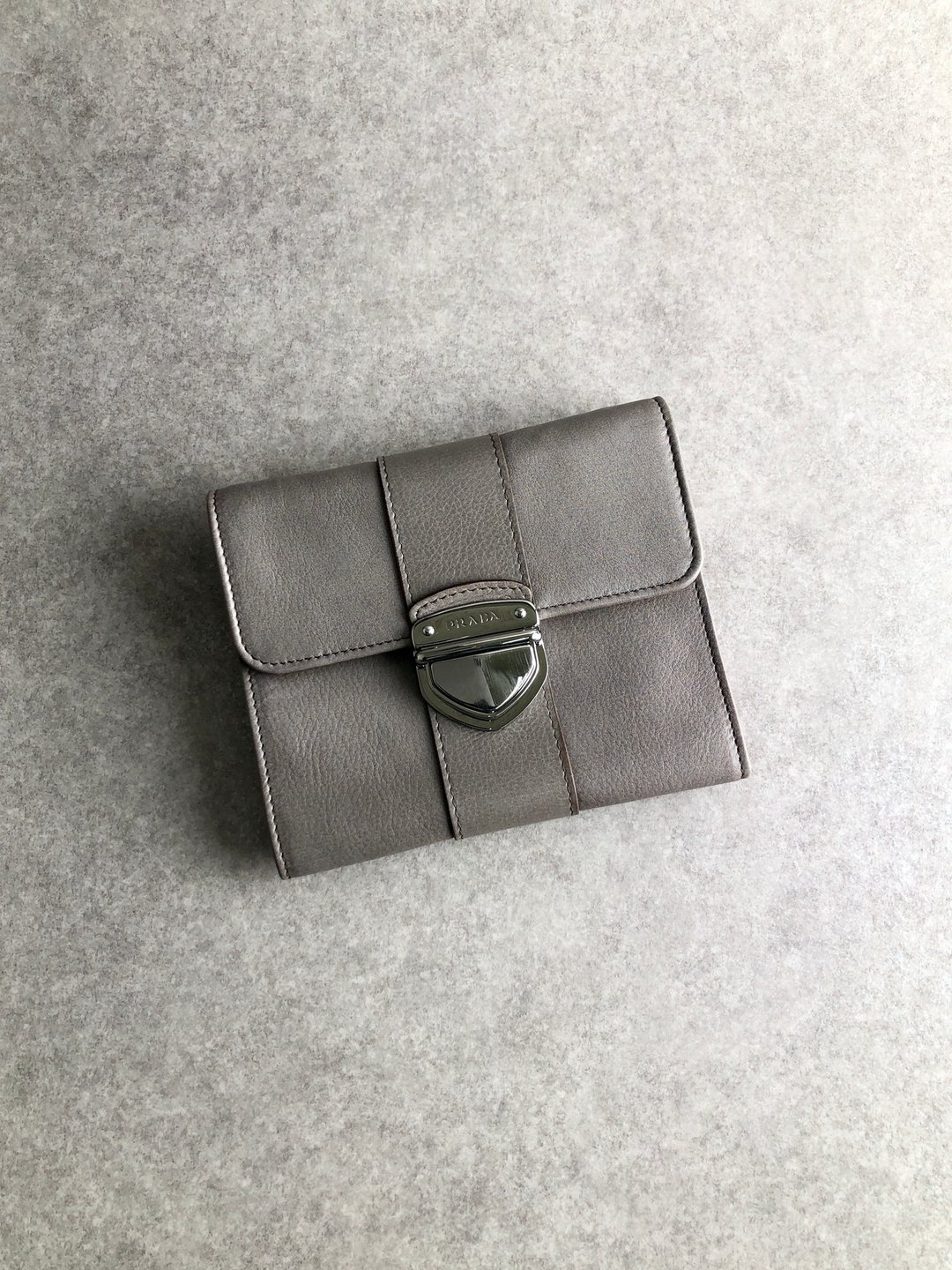 [日本直销，品牌二手包] PRADA Prada钱包，灰色灰，皮革，前扣，双折，复古，旧款，wx8pcd - 皮夹/钱包 - 真皮 灰色