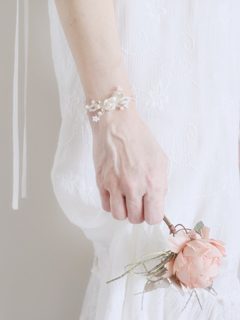 Flower bracelet / Vintage inspired handmade wedding bracelet / Bridal accessory - 手链/手环 - 玻璃 白色