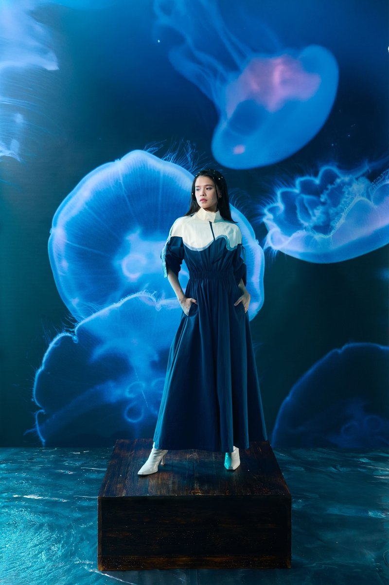 水母型拼接长外套 - 蓝&米白 - 女装休闲/机能外套 - 棉．麻 蓝色