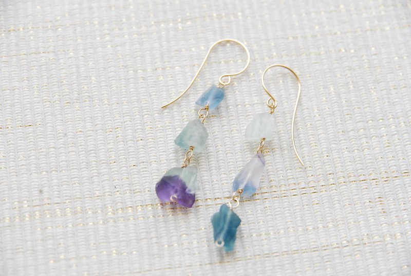 ラフロックフローライト３粒ピアス　no,４14kgf - 耳环/耳夹 - 半宝石 多色