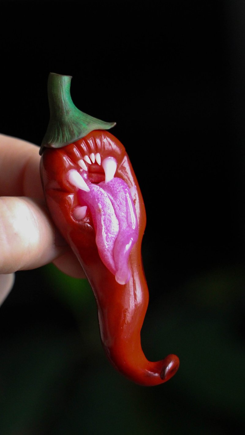Gothic creepy chilli pepper brooch - 胸针 - 粘土 红色