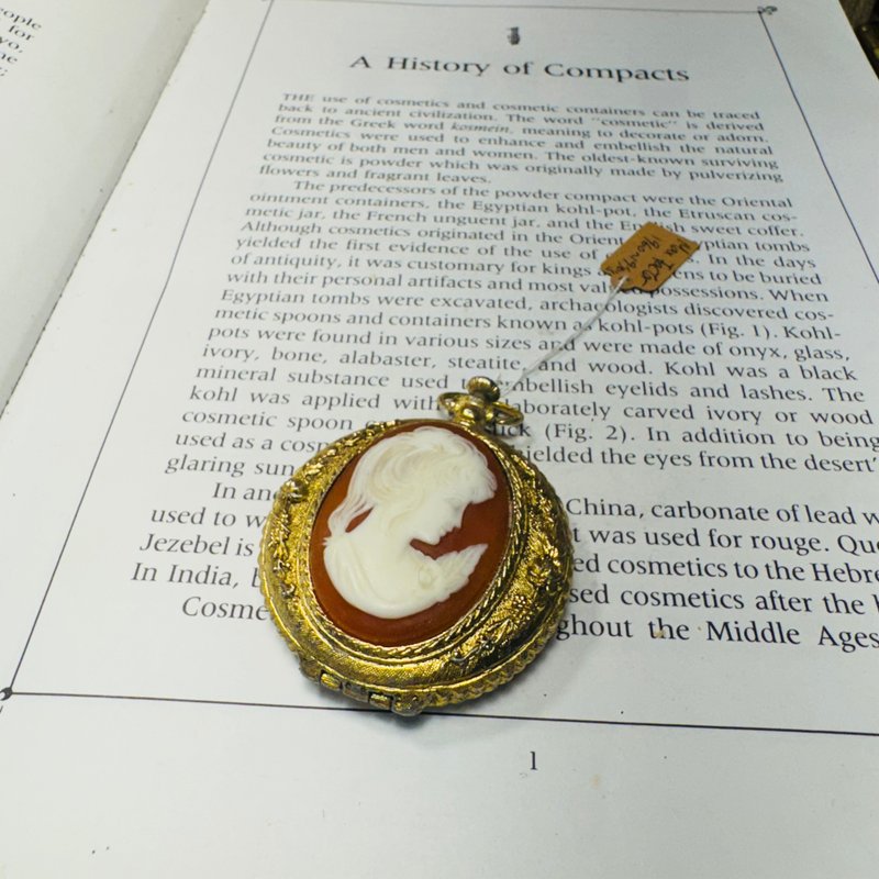 Max Factor 仿贝壳雕仕女粉饼盒 - 其他 - 其他金属 