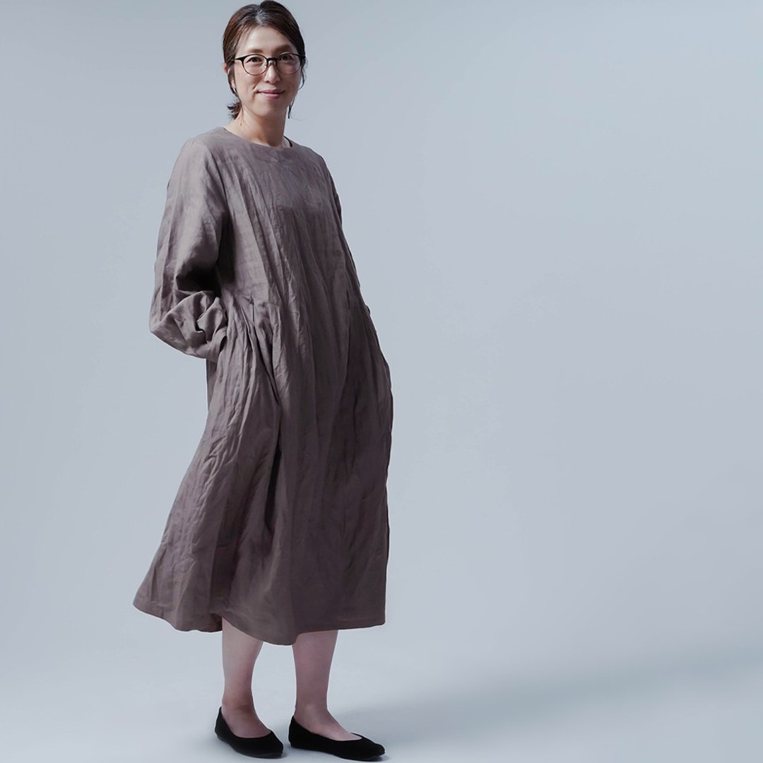 wafu [Linen dress] Linen dress that enhances the value of wearing Linen / Chanezumi a001f-cnz1 - 洋装/连衣裙 - 棉．麻 咖啡色
