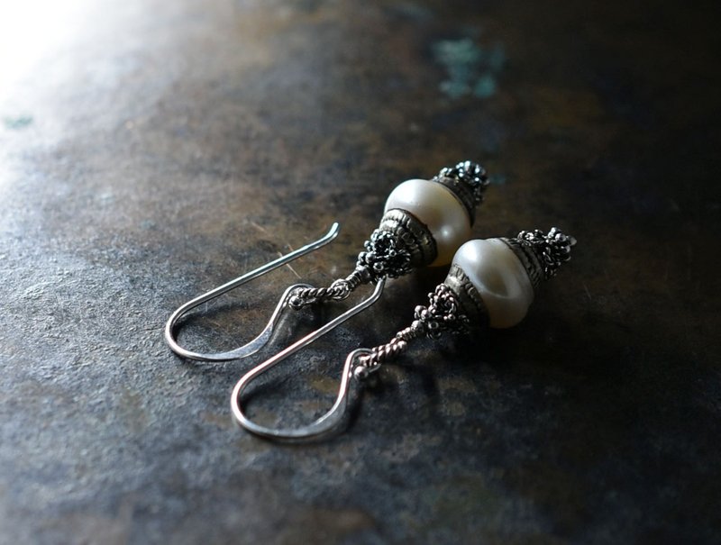 古银饰珍珠钩式耳环 - 耳环/耳夹 - 宝石 白色
