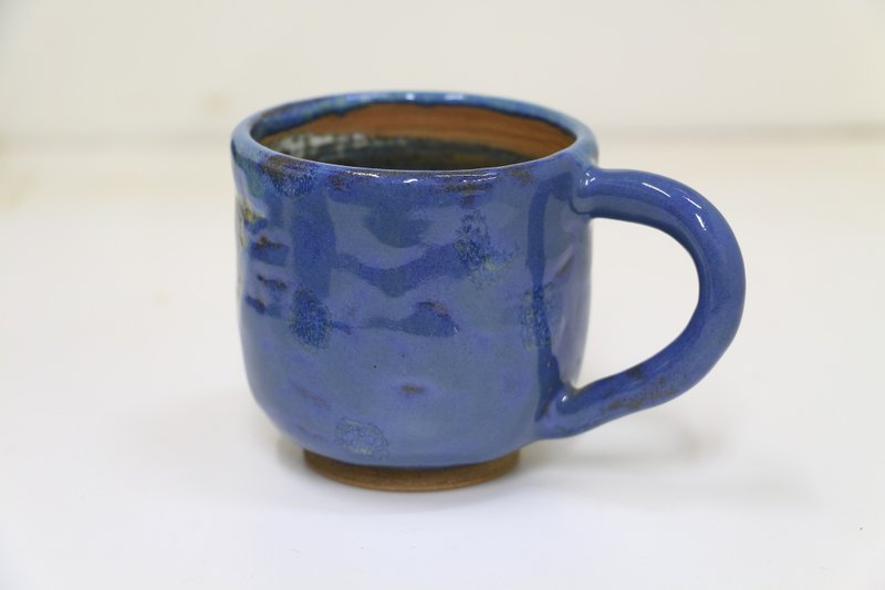 随兴蓝/靓蓝马克杯-纯手工--手作--拉坯--上釉--陶土 - 咖啡杯/马克杯 - 陶 蓝色