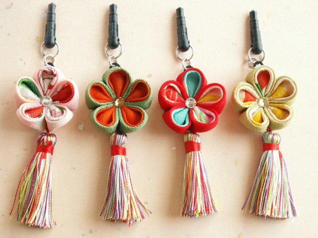 [New color] Sumapi made with knob crafted old cloth (smartphone Pierce) tassel is attached ♪ - 钥匙链/钥匙包 - 其他金属 