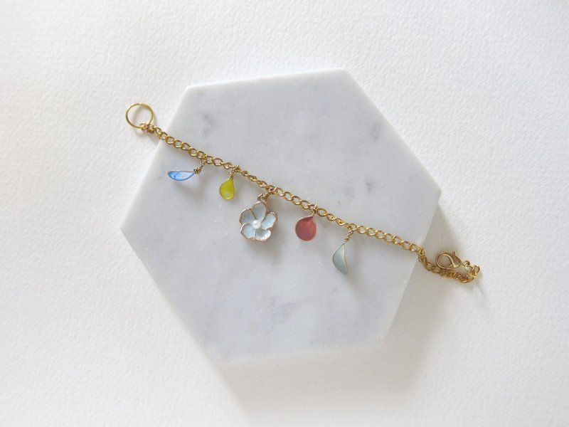 珍珠花朵落下花瓣手链 Flower drop with pearl bracelet - 手链/手环 - 其他金属 多色