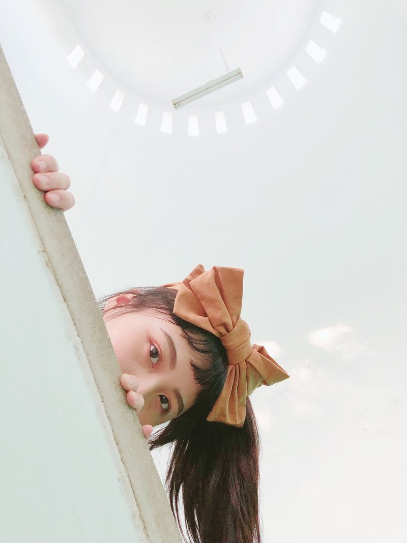 夕阳微光 驼色 礼物大蝴蝶结发带 两用 ggoomstudio - 发带/发箍 - 棉．麻 卡其色