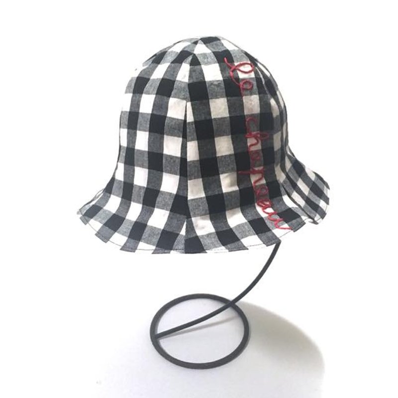Gingham tulip hat　Red hand embroidery - 围嘴/口水巾 - 棉．麻 黑色