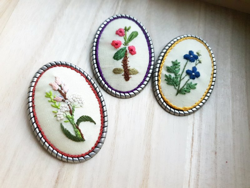 手工刺绣花别针/庭园小花系列/蓝/粉红/红 - 胸针 - 绣线 