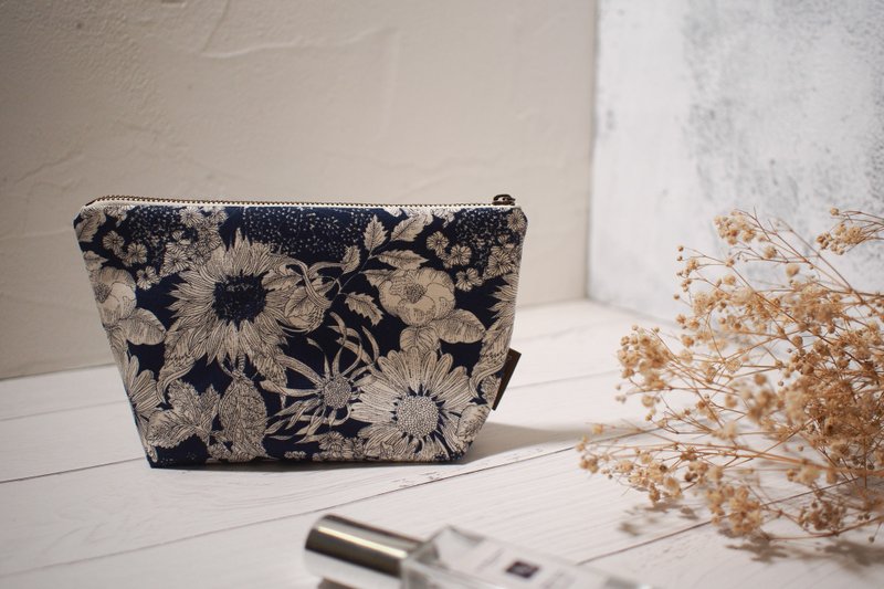 日常系列化妆包/收纳包/限量手工包/湛蓝花园/预购中 - 化妆包/杂物包 - 棉．麻 蓝色