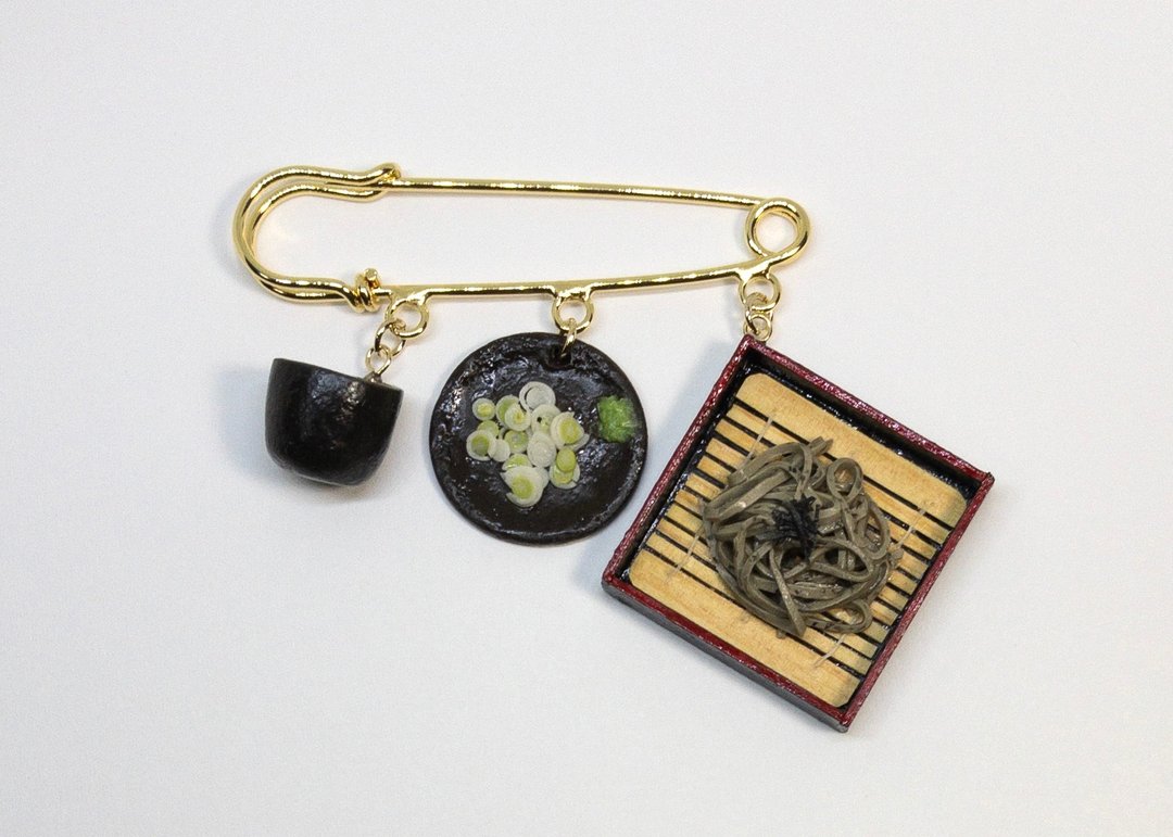 箩荞麦3连胸针 - 胸针 - 粘土 灰色