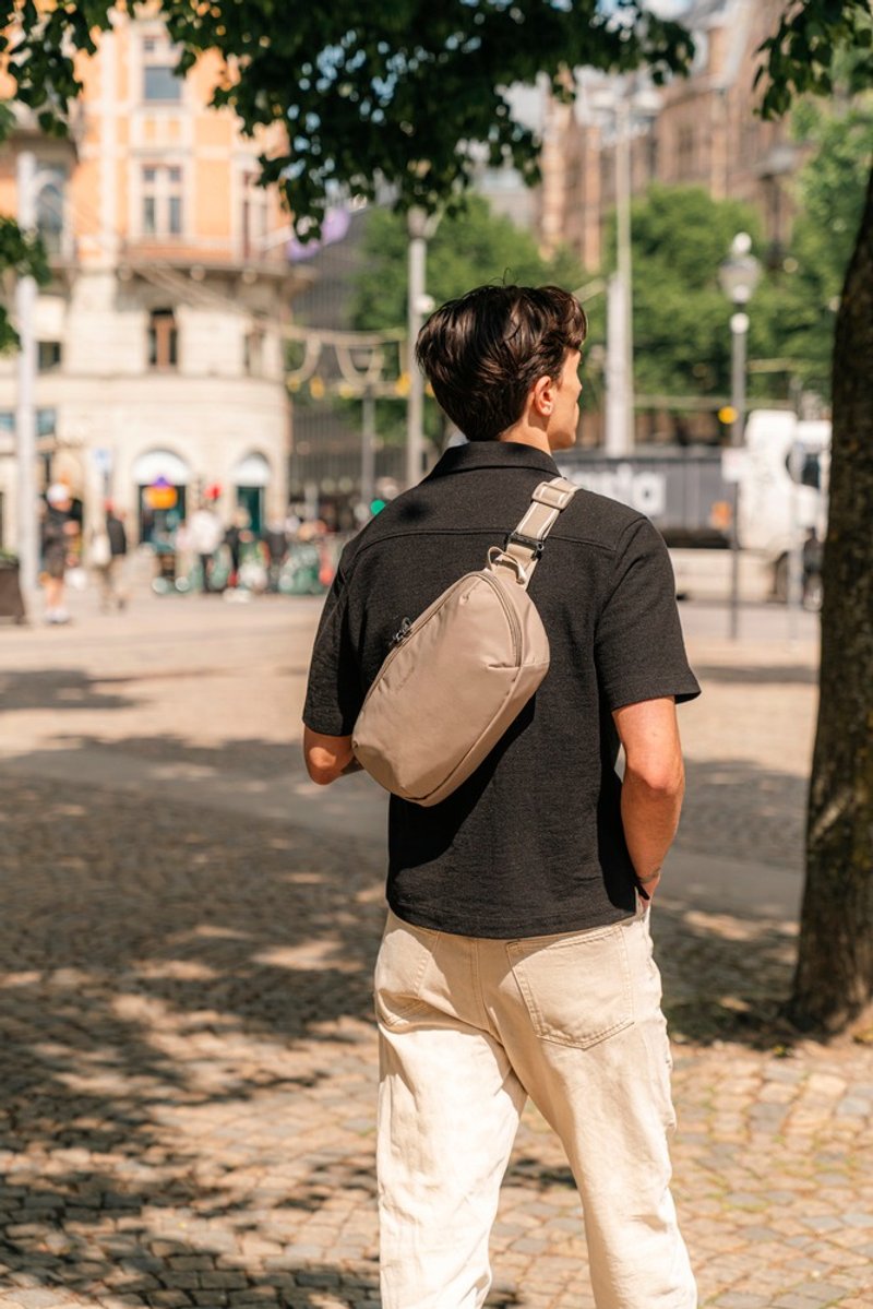 Pacsafe V 五大专利防盗 防盗探险斜肩包 腰包 4L 卡其色#60141 - 侧背包/斜挎包 - 环保材料 卡其色