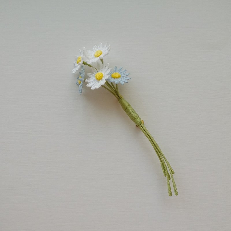 White & Blue daisies brooch - 胸针 - 绣线 多色