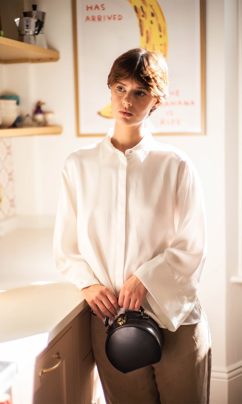 FREYA 黑色 小巧弧形复古手提包 - 侧背包/斜挎包 - 真皮 黑色