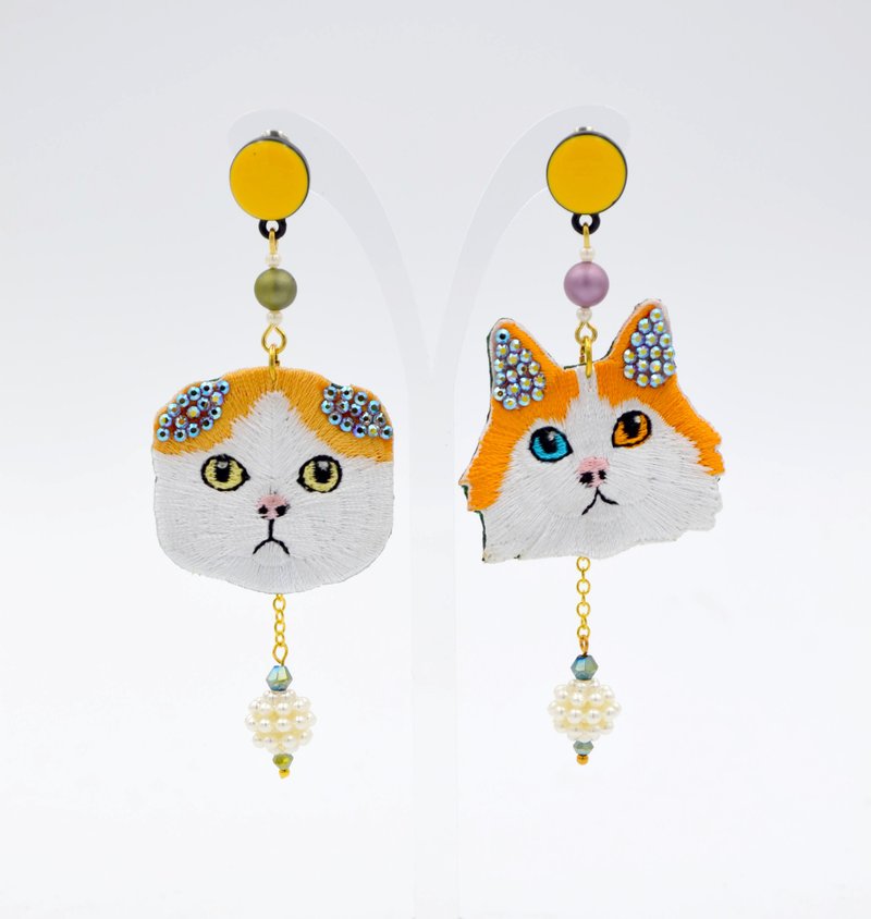 TIMBEE LO 刺绣小猫咪 缀水晶耳朵耳环 - 耳环/耳夹 - 绣线 咖啡色