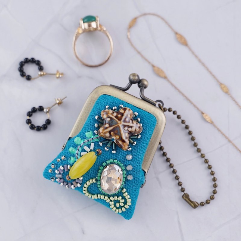 迷你珠饰刺绣口金包 No.96 矢车菊蓝 × 纱布 可作项链・包包吊饰 饰品收纳盒 - 吊饰 - 棉．麻 蓝色