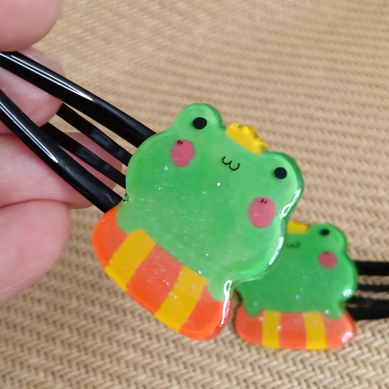 小青蛙王子发夹。呱呱!可爱疗愈发饰。手作热缩片发夹(1对) - 发饰 - 树脂 绿色