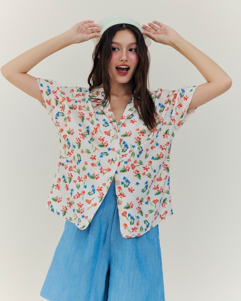 BIRUCHU 热带印花衬衫：Floral Fiesta 短袖衬衫，夏威夷领，棉麻布料。 - 女装衬衫 - 棉．麻 白色