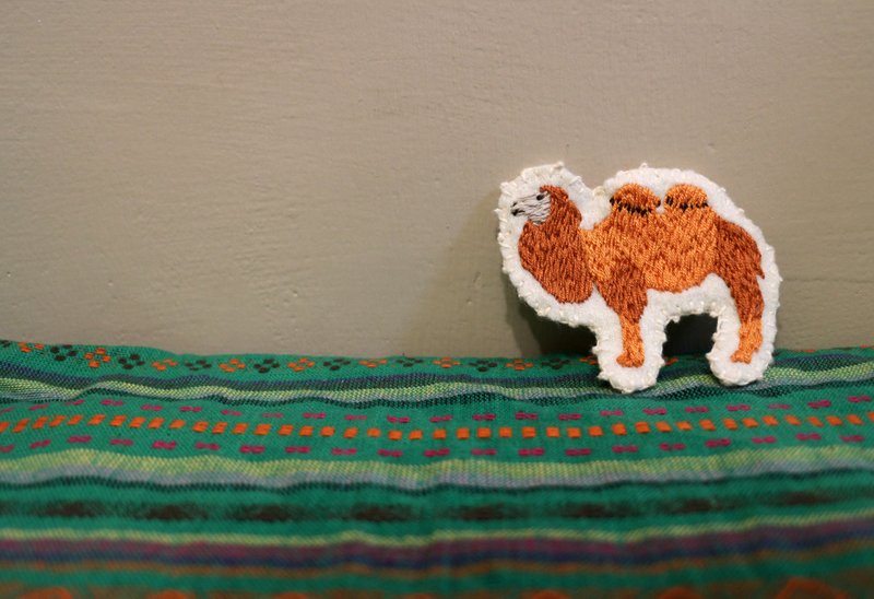 边疆骆驼 刺绣别针 胸针 - 胸针 - 绣线 橘色