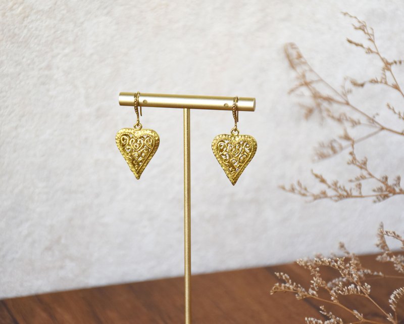 一见倾心-黄铜爱心耳环 - 耳环/耳夹 - 铜/黄铜 金色