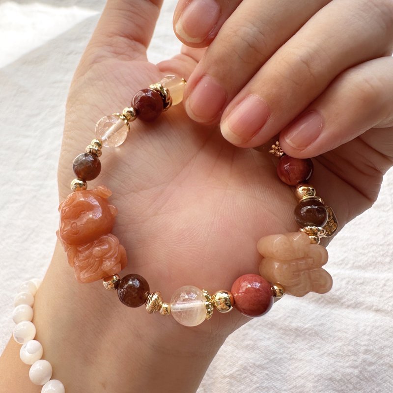 福气小童心 三太子手链 阿拉善手工雕刻 黑加仑火太阳石 彩兔毛 - 手链/手环 - 半宝石 红色