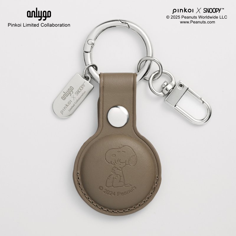 【Pinkoi x SNOOPY】AirTag 皮革钥匙圈(暖灰) - 挚友相伴 SNOOPY - 钥匙链/钥匙包 - 人造皮革 灰色
