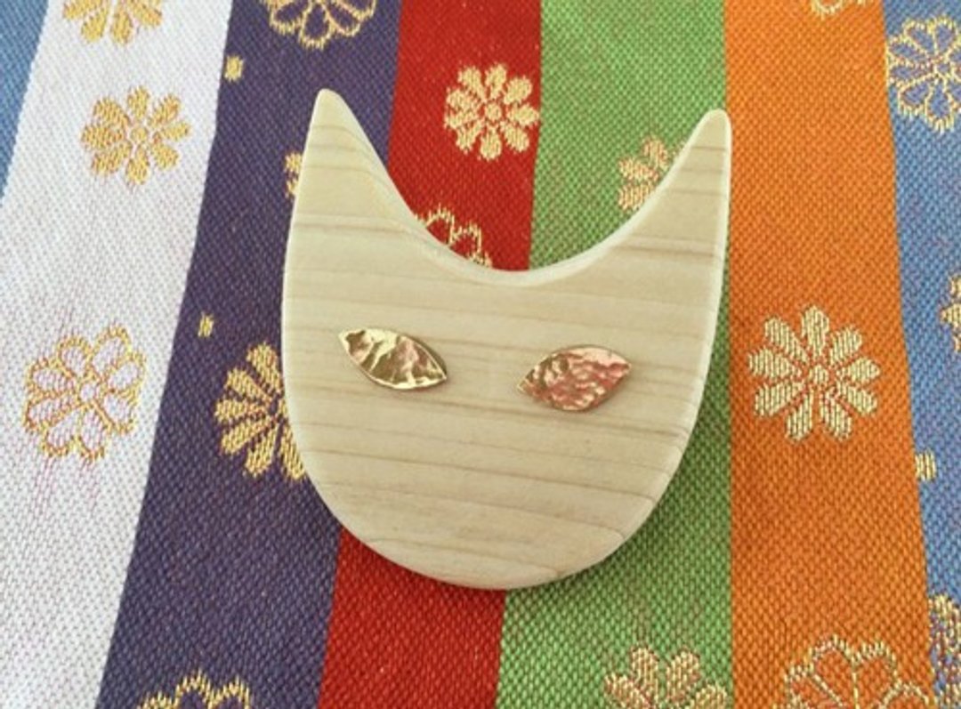 Cat face ◇ Aomori Hiba ◇ Wooden brooch - 胸针 - 宝石 