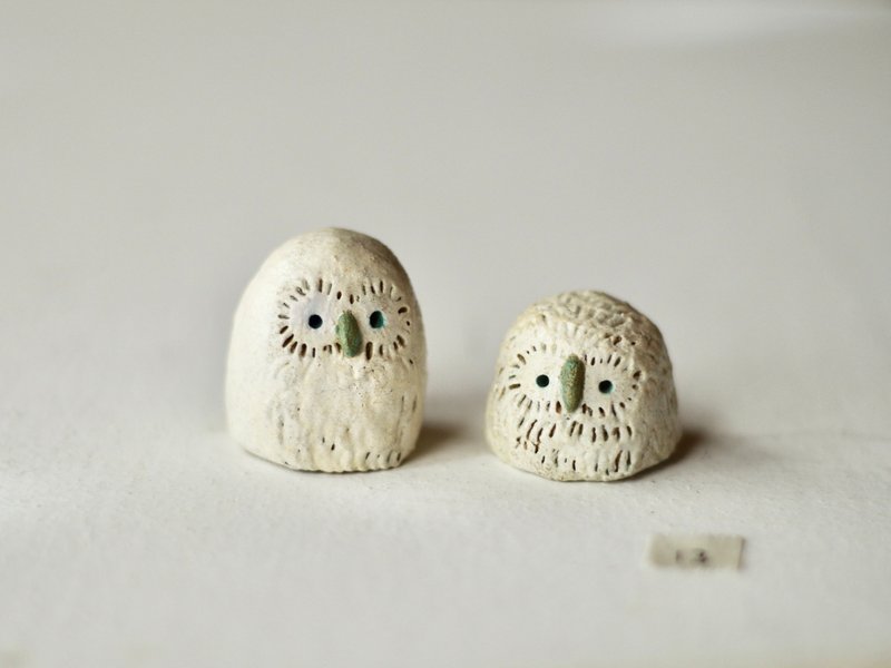 猫头鹰妈妈和宝宝带着礼盒 kurisumasugifuto kurisumasupurezento - 摆饰 - 陶 白色