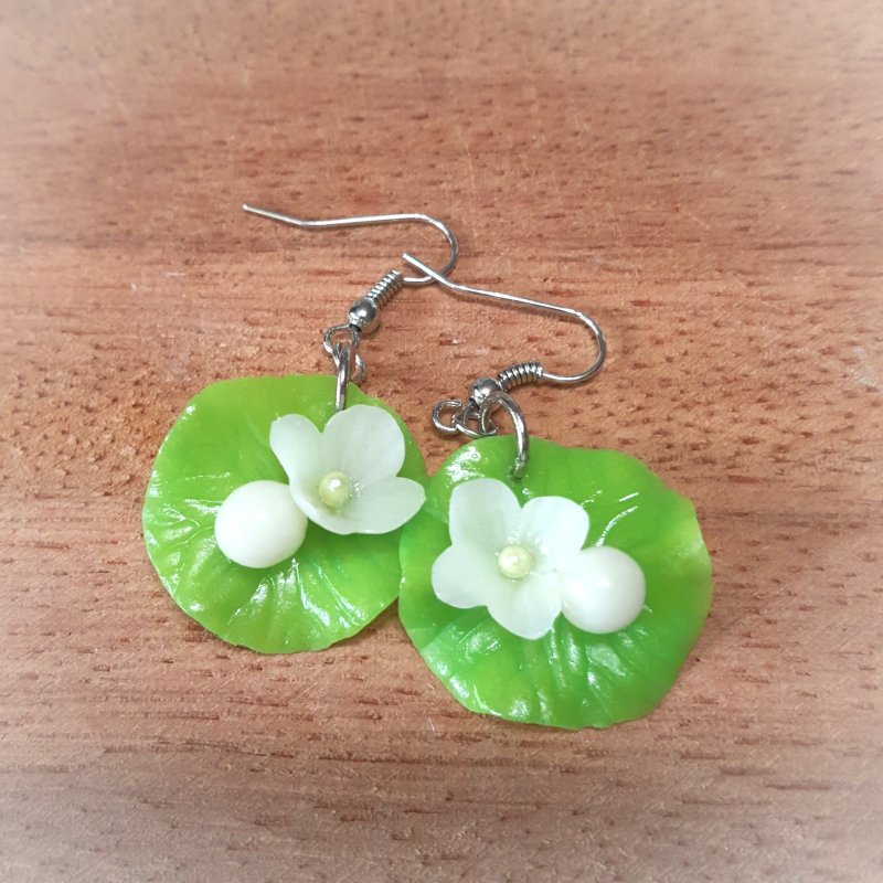 荷叶上的花与白珍珠耳勾耳环 - 耳环/耳夹 - 粘土 绿色