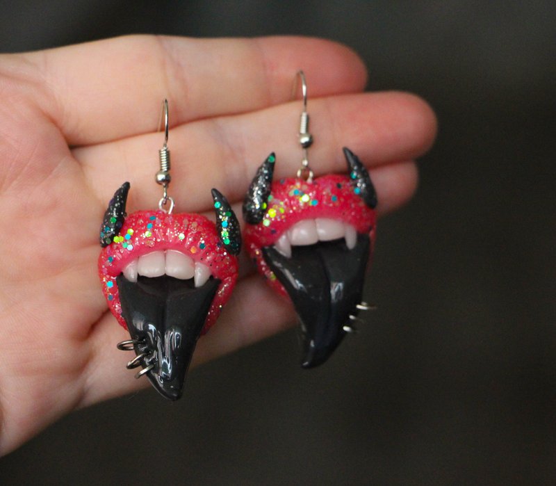 Black pink glitter earrings - 耳环/耳夹 - 粘土 粉红色