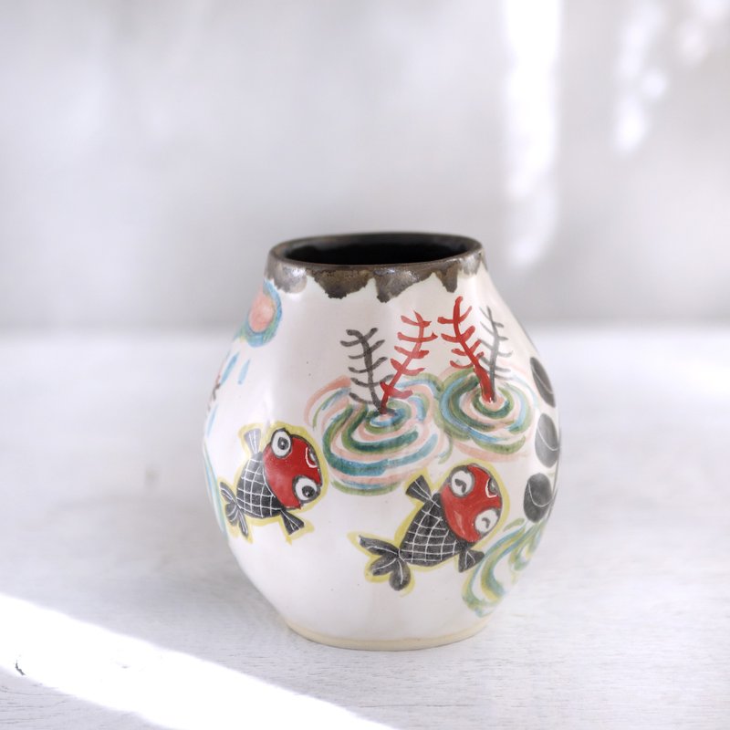 Vase with black aquatic plants and red goldfish painting / domaru - 花瓶/陶器 - 陶 多色
