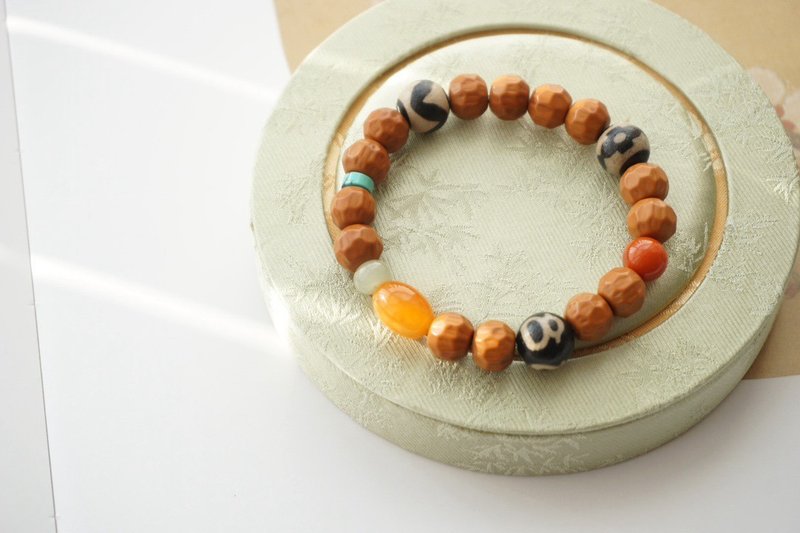 10mm天然猴头核桃刻面珠 玛瑙天珠设计单圈手串手持 - 手链/手环 - 木头 白色