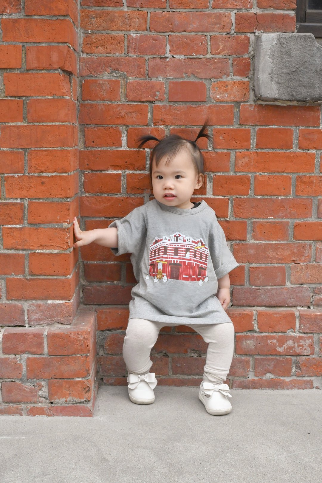 Kid-麻糬兔在西门红楼T-shirt - 童装上衣 - 棉 灰色