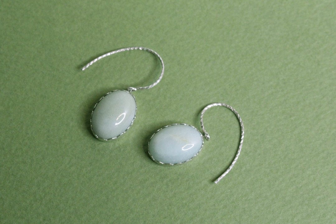 显白美人 纯银手工耳环 可改夹 浅绿东陵石 - 耳环/耳夹 - 半宝石 绿色