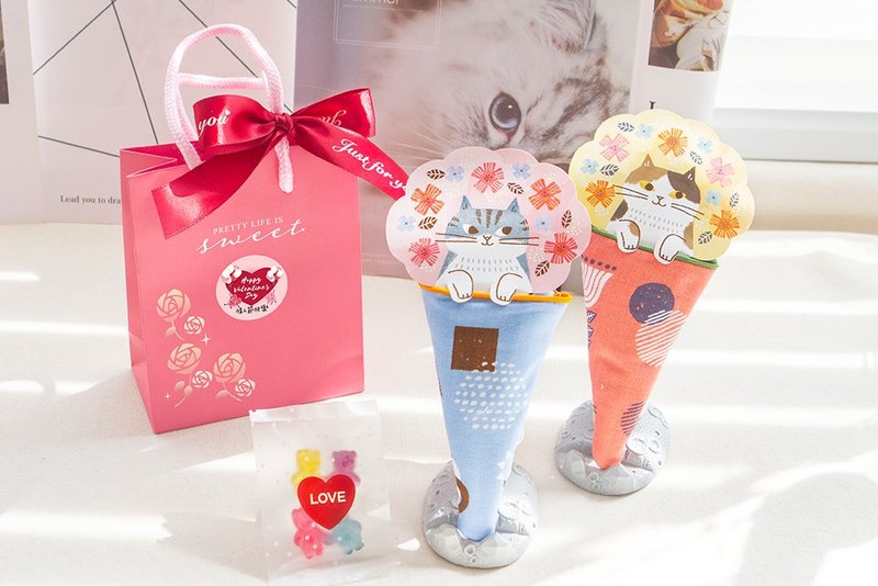 情人节礼物推荐 送礼组合礼袋C款 日本猫咪花束手巾+LOVE牵手小熊 - 零食/点心 - 新鲜食材 粉红色