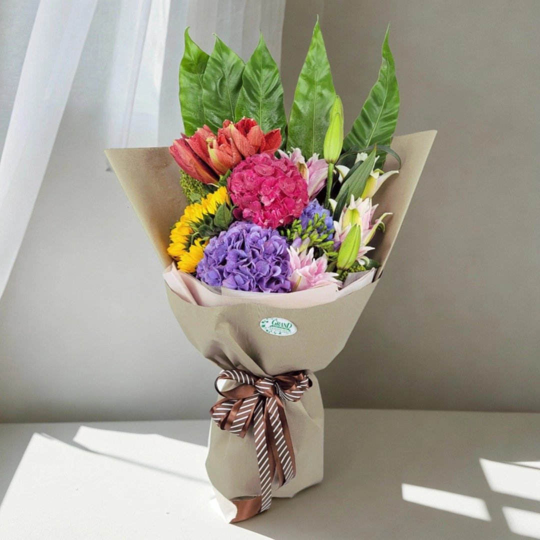 鲜花花束 (朱顶兰、绣球、向日葵、粉百合、香雪兰、雀巢芒及衬花 - 植栽/盆栽 - 植物．花 