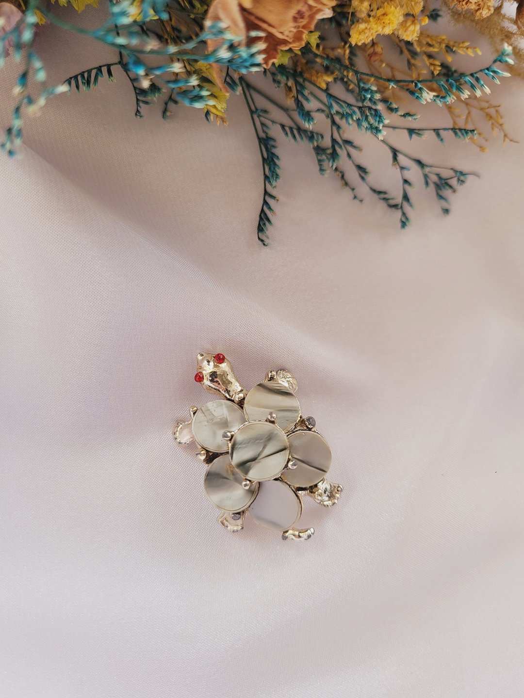 美国西洋古董饰品 / 淡金母贝可爱红眼小乌龟胸针/别针 古董首饰 - 胸针 - 其他金属 