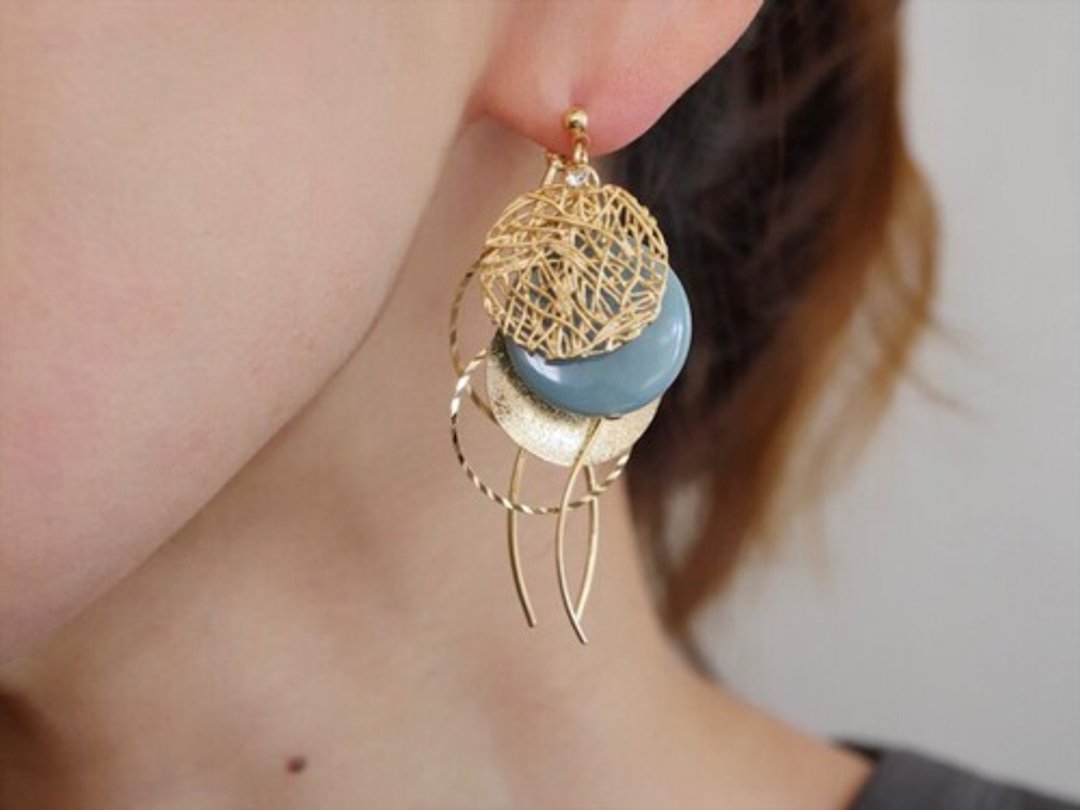 Circle motif and dull blue earrings - 耳环/耳夹 - 其他金属 